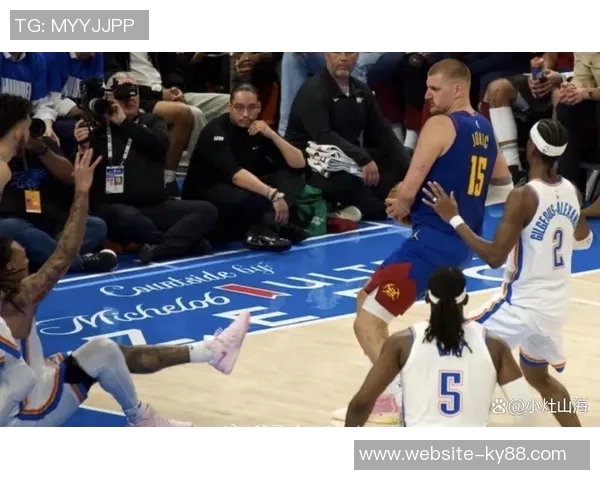 约基奇半场表现低迷仅得6分1板6助4失误引发热议 约基奇半场表现低迷仅得6分1板6助4失误引发热议